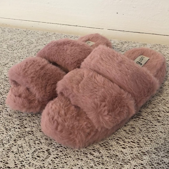 New with tags! Women's Fuzzy Soft Pink Slippers Open Toe Size 6 - Picture 1 of 6